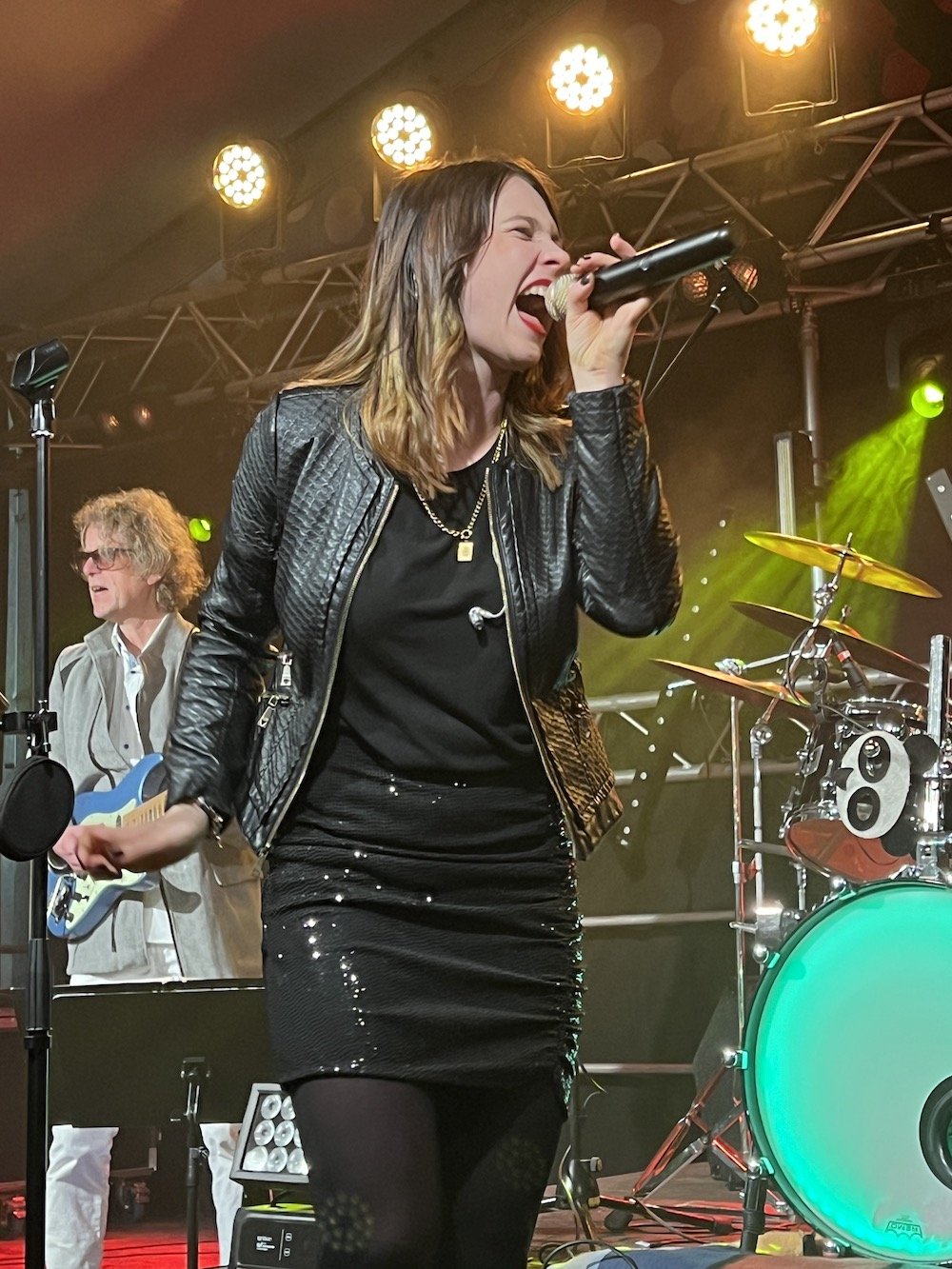 Sängerin der Landstreicher-Partyband live auf der Bühne